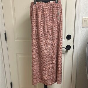 MICHAEL Michael Kors Side Slit Maxi Skirt
Color: red/cream
Size XS, NWT